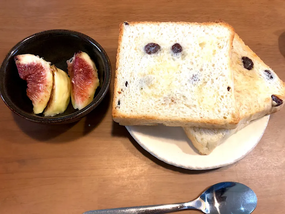 旦那作レーズン食パンといちじくの朝ごパン🍞|ゆっこっこさん