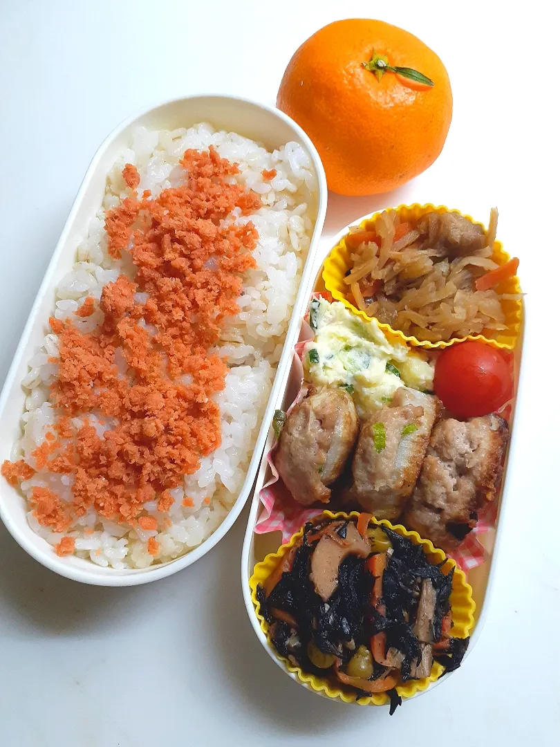 Snapdishの料理写真:☆中学生弁当☆鮭ごはん、ひじき煮物、蓮根肉焼き、ミニトマト、ポテトサラダ、切干大根、みかん|ｼｮｺﾗさん