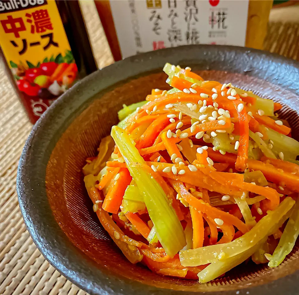 万能味ソースで✨セロリとにんじんの味噌きんぴら|にゃんぺこさん