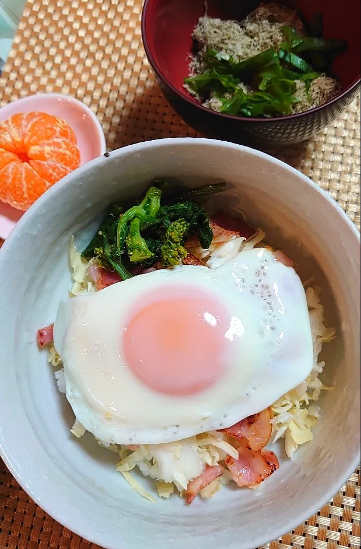 ベーコンエッグ丼ととろろ昆布汁で朝ご飯🌅|ポチさん