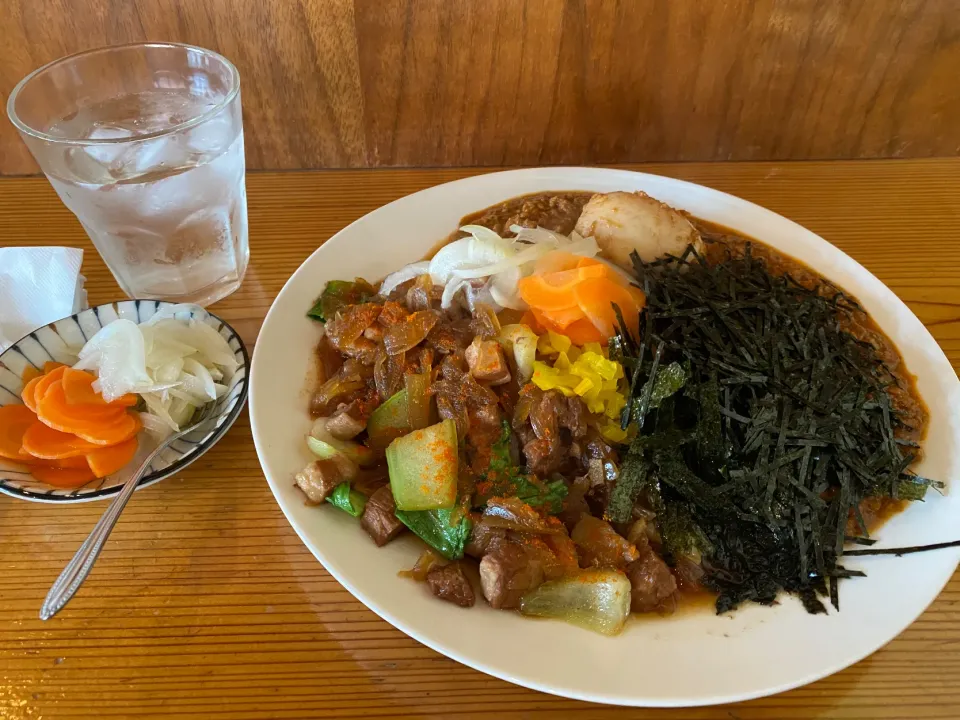 ピリ辛ルーローハンと極辛キーマクラシックのりだくのあいがけ🇹🇼🍛🔥味玉トッピング🥚ピクルスマシマシ🥒|buhizouさん