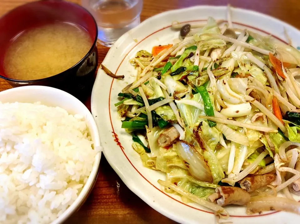 Snapdishの料理写真:鉄板で焼く野菜炒め定食 モツしょうゆ ¥850|Blue Moon Caféさん