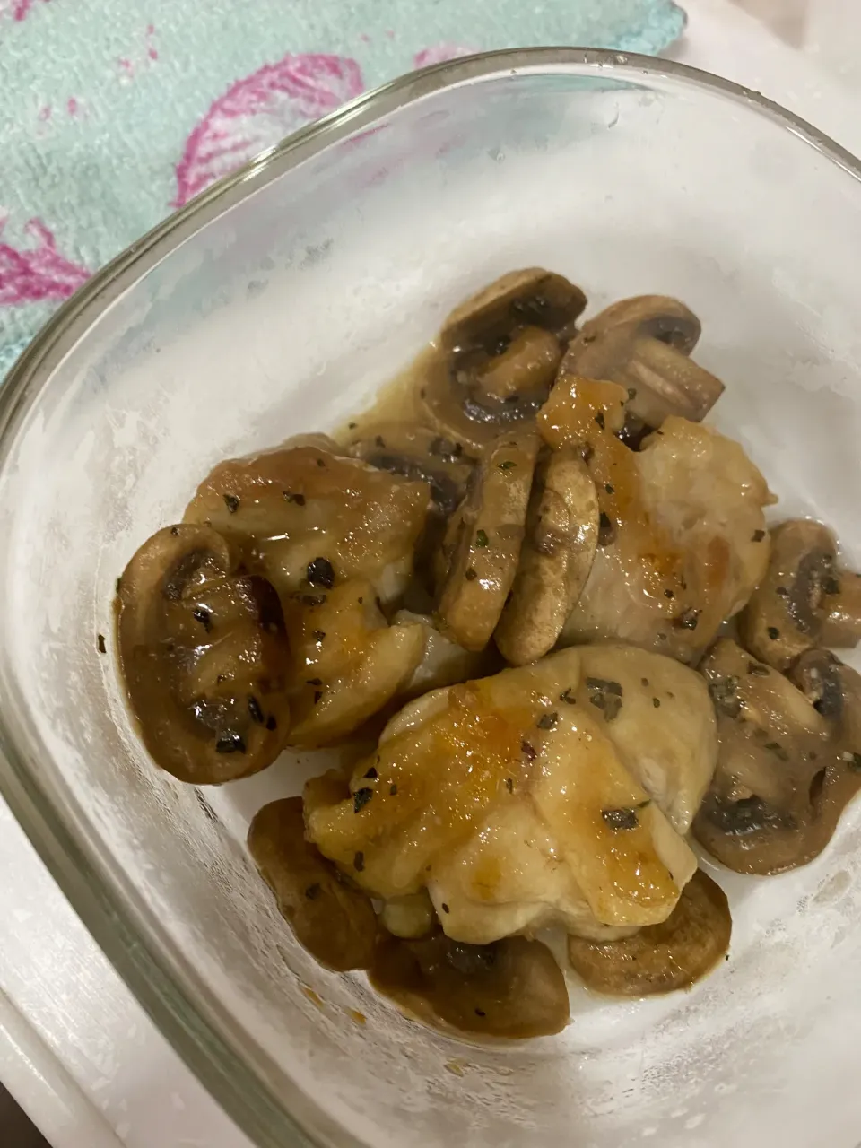 Snapdishの料理写真:鶏とマッシュルームのバジル炒め|kimi_mikiさん