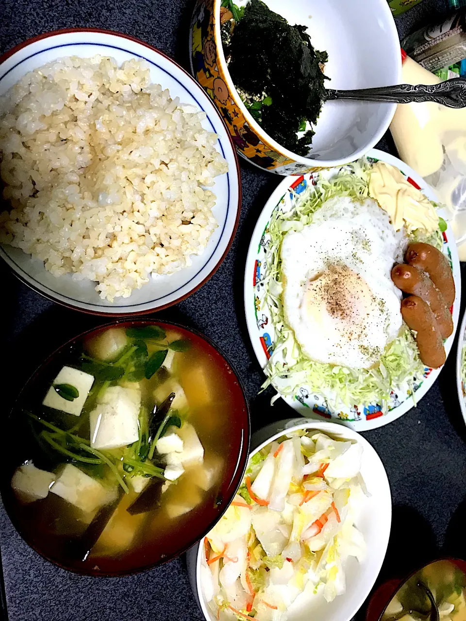 黄金の3分茹でウインナーで #夕飯 ぶつき米ご飯、目玉焼き(ターンオーバーじゃないやつ)茹でウインナー、キャベツ(ケンコーマヨネーズで)、味の素かけ白菜漬物、海苔ネギ納豆、豆腐昆布豆苗味噌汁|ms903さん