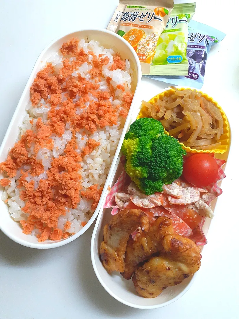 Snapdishの料理写真:☆中学生弁当☆鮭ごはん、切干大根、ミニトマト、ブロッコリー、牛蒡サラダ、唐揚げ|ｼｮｺﾗさん