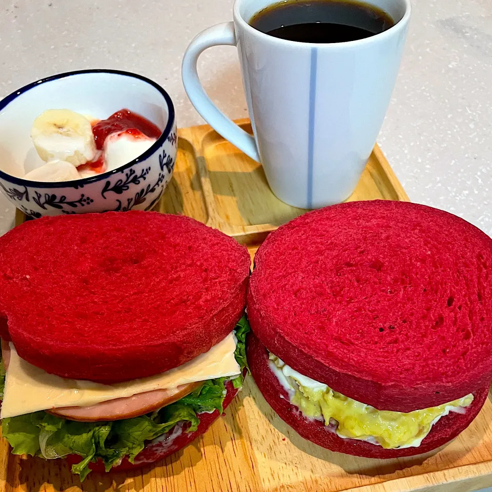 Snapdishの料理写真:ビーツのパンでサンドイッチ🎶|つるひめさん