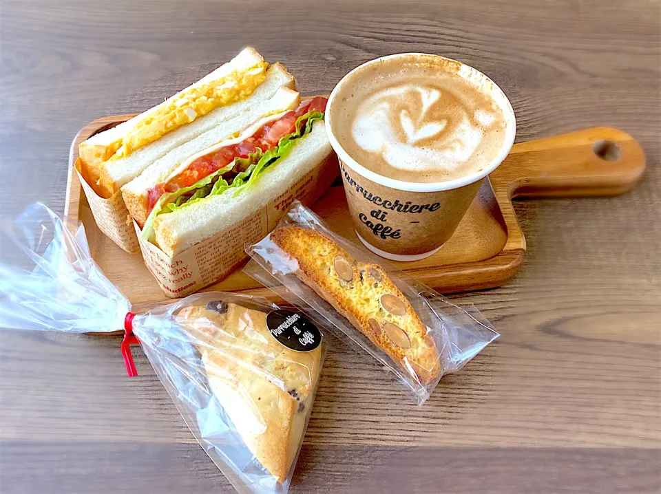 パルッキーエーレカフェ　　　　　　　　　　　　カフェオレ
抹茶ラテ
ビスコッティ
チョコスコーン
サンドイッチ🥪|eiyadeさん