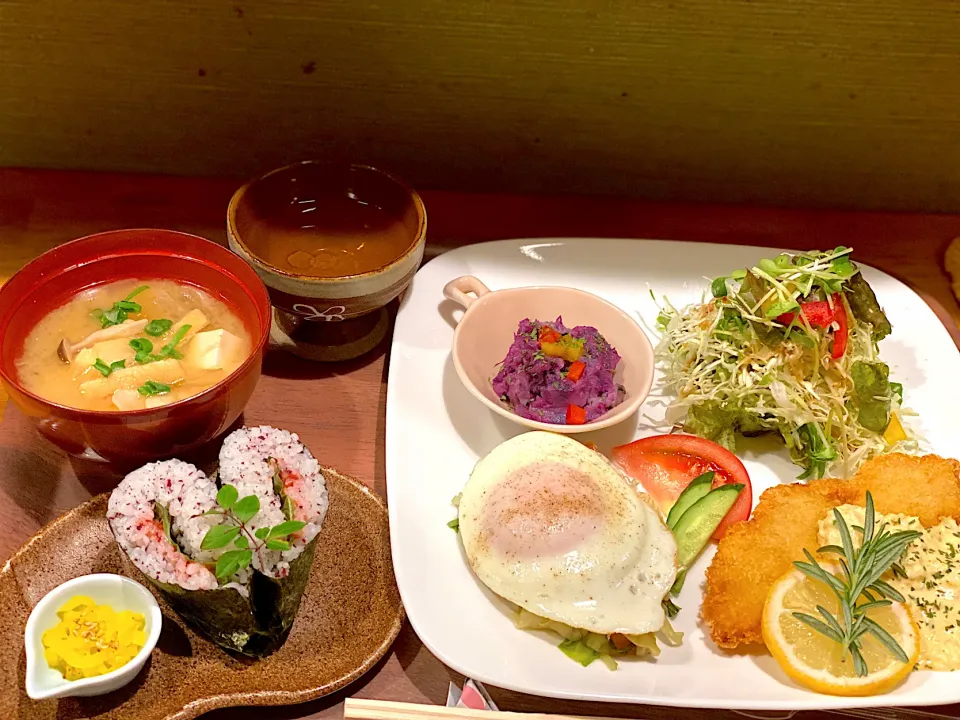 今日のランチ✨　おにぎりサンドと具沢山お味噌汁のブランチ♪|yokoさん