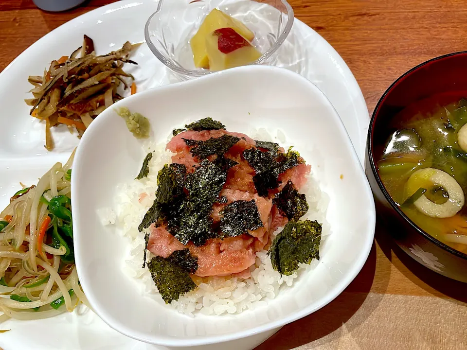 マグロたたき丼　もやし炒め　きんぴらごぼう　さつまいもオレンジ煮　味噌汁|とゆあさん