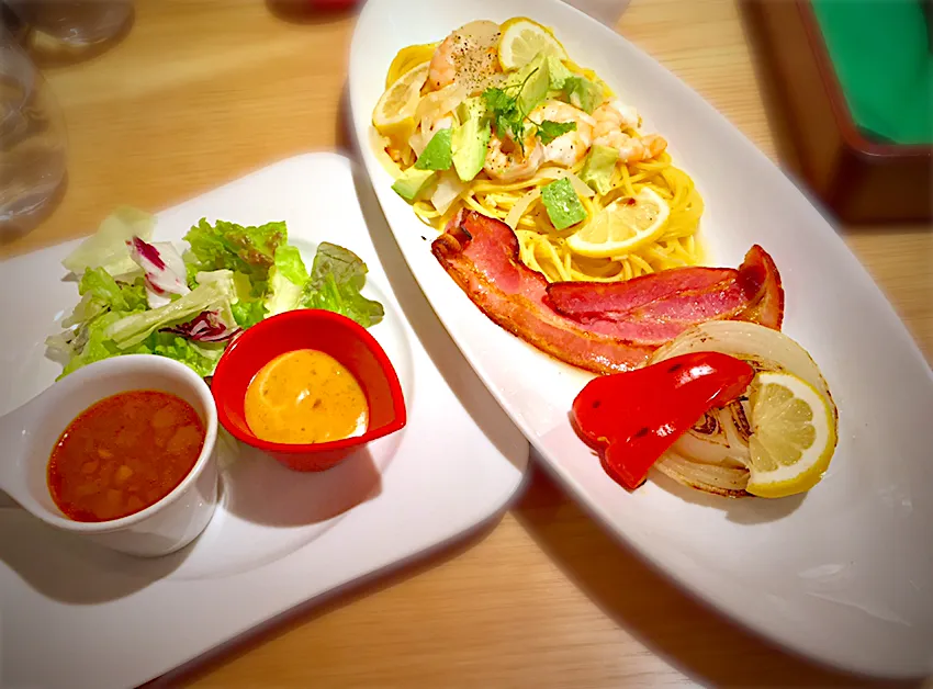 むさしの森珈琲でランチ
海老とアボカドの
塩レモンパスタ
サラダ·スープ付|akopeko ◡̈⋆さん