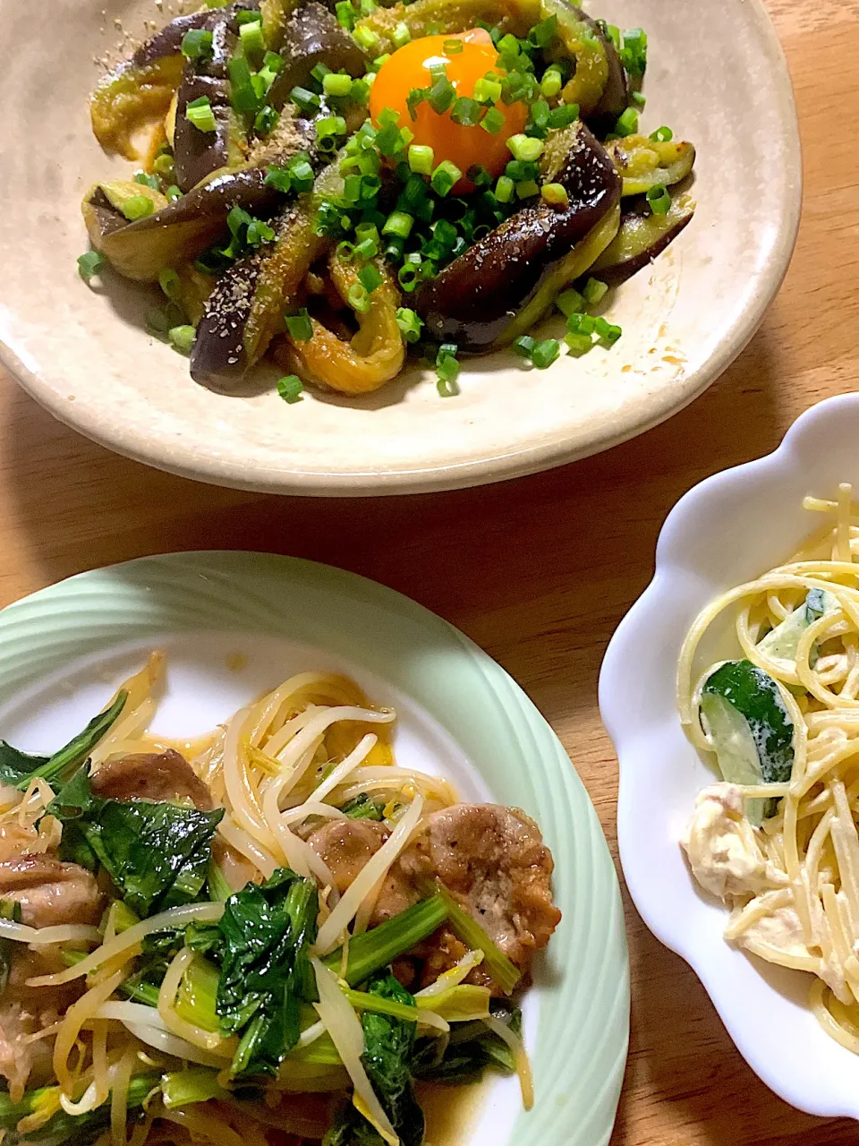 Snapdishの料理写真:豚肉と小松菜の炒め物、ナスのユッケ、バスタサラダ⭐️|kaokaoさん