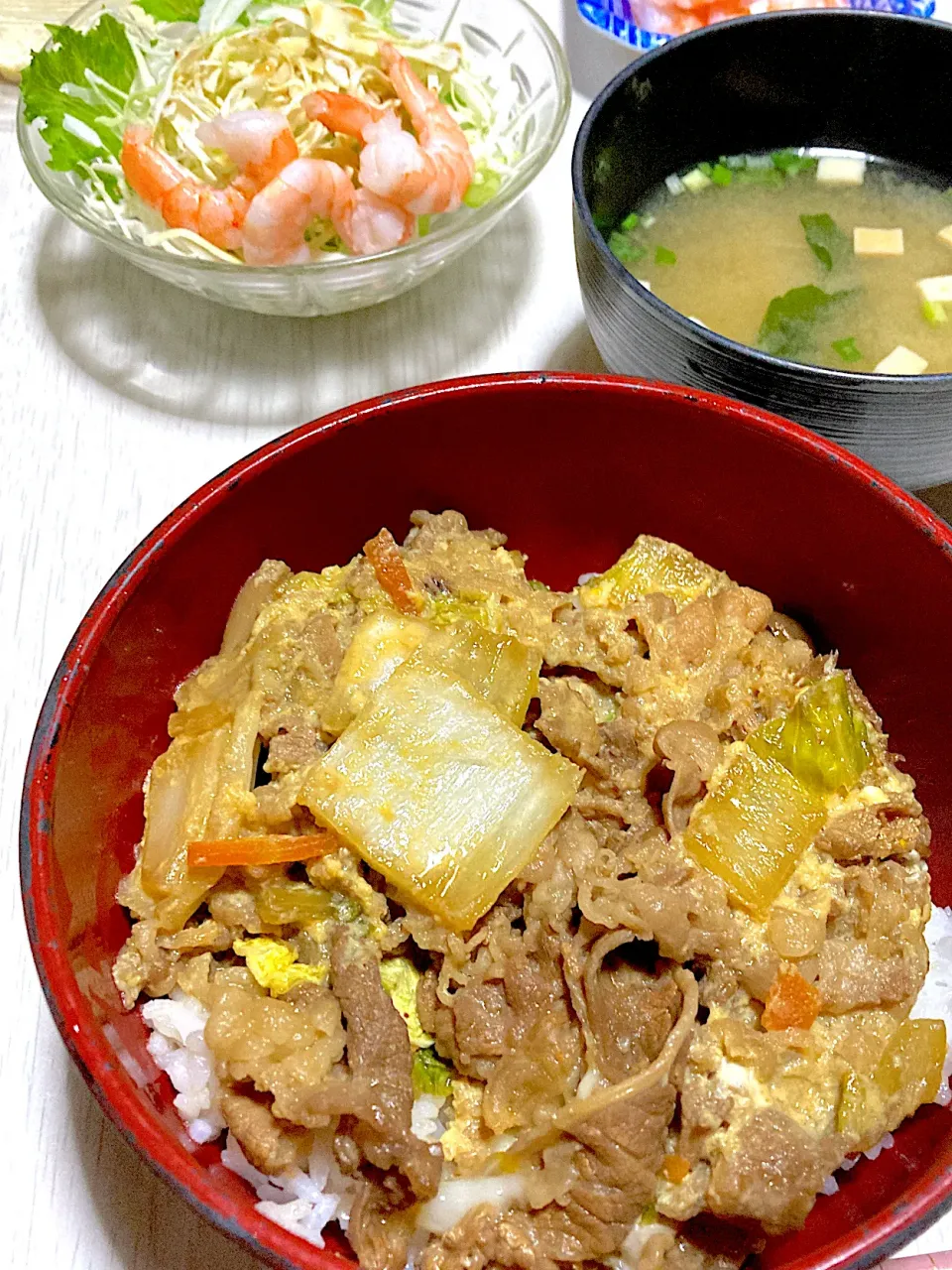 Snapdishの料理写真:野菜牛卵丼、エビ入りサラダ、お味噌汁|Ayaさん