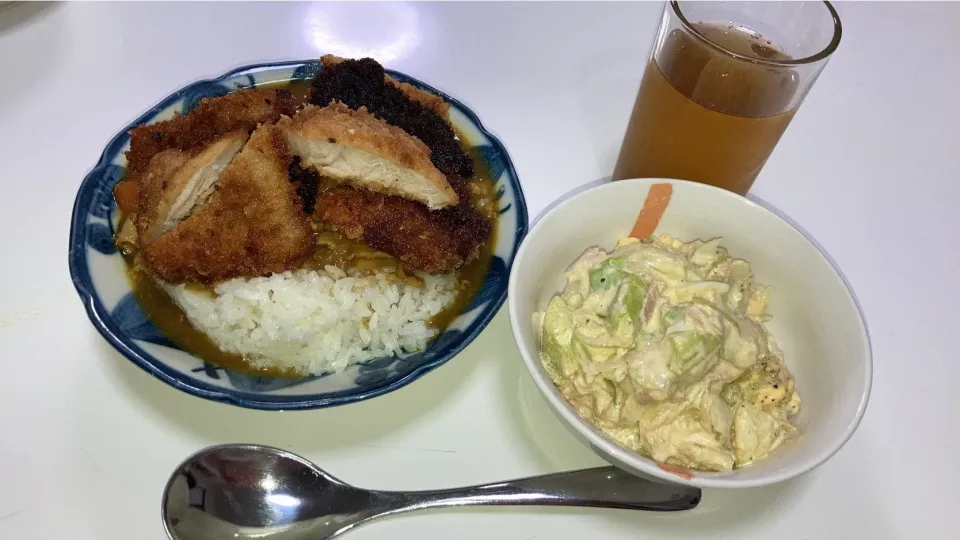 晩御飯٩( ᐛ )و🌟カツカレー🌟サラダ（キャベツ、玉子、ツナ）炊飯予約して、MTGに出た筈が、炊けてなーい(´༎ຶོρ༎ຶོ`)慌ててお急ぎ炊飯して、その間に、子供達は順番にお風呂。焦ったー(´༎ຶོρ༎ຶོ`)|Saharaさん