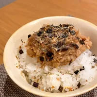 Snapdishの料理写真:納豆に漁師飯というふりかけをかけたごはん🍚|masaさん