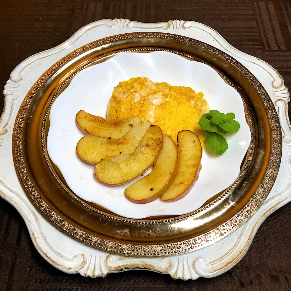 フレンチトースト焼き林檎添え🍎|henryさん