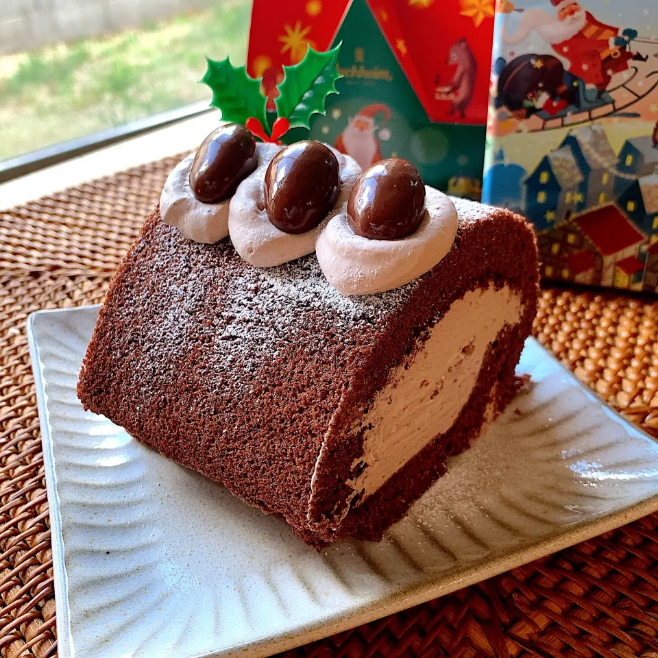 Snapdishの料理写真:チョコロールケーキ✴︎Christmas cake|あやみんさん