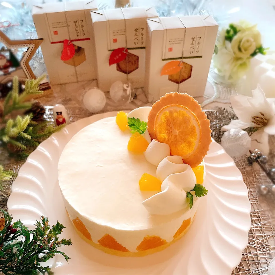 ふわふわ、オレンジ🍊レアチーズムースケーキです〜(∩´∀`∩)💕長良園さまのフルーツせんべいのせ✨|sucreroomさん