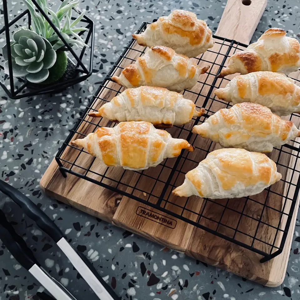 Snapdishの料理写真:冷凍パイでミニクロワッサン🥐|AKUBI*:ஐ(●˘͈ ᵕ˘͈)さん