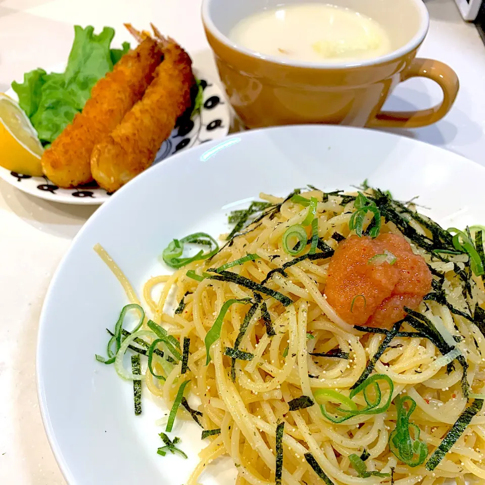 夜ご飯😄昨日の残りのクリームシチュー、海老フライ、明太子パスタ🍝|とまこ(*^o^*)さん