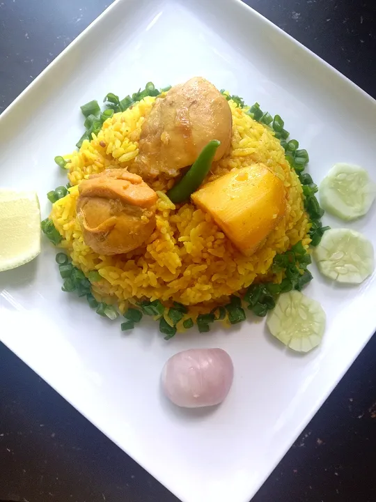 Bhuna Khichuri with Chicken Curry 

also known as hotchpotch 
mom made! ♥

Traditional Bangladeshi Cuisine! 💛

#nisahomefood 
#homemade 
#muslimah 
#bangladesh|Sadia Meherinさん