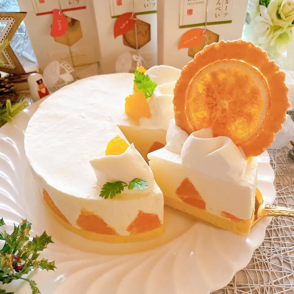 sucreroomさんの料理 ふわふわ、オレンジ🍊レアチーズムースケーキです〜(∩´∀`∩)💕長良園さまのフルーツせんべいのせ✨|sucreroomさん