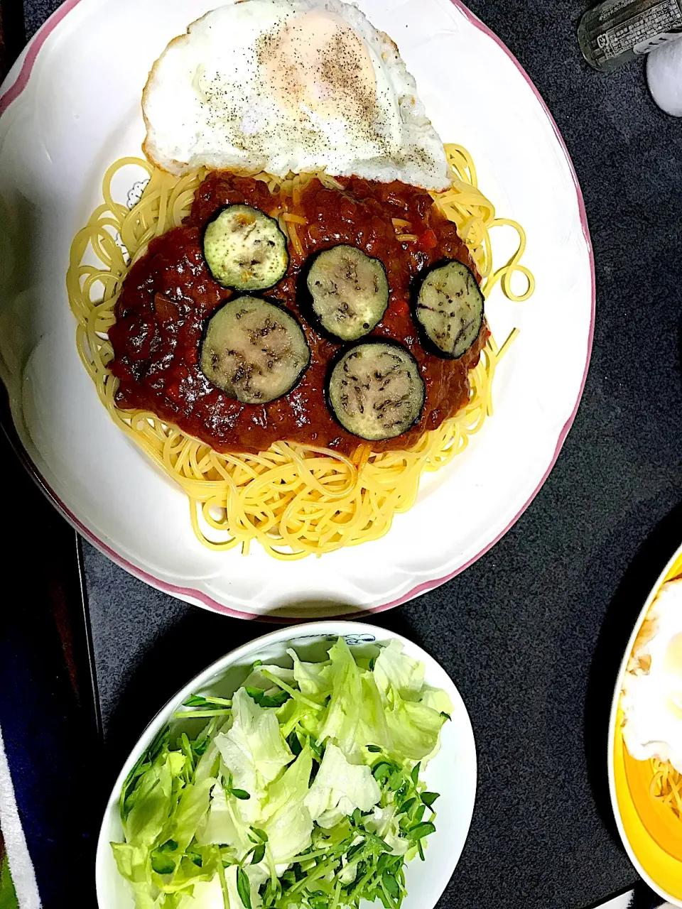 Snapdishの料理写真:ヤッターー目玉焼きが(ターンオーバーじゃないやつ)乗ってるーー！ #夕飯　玉子茄子ミートソーススパゲッティ、レタス豆苗サラダ(ケンコーマヨネーズポン酢)|ms903さん