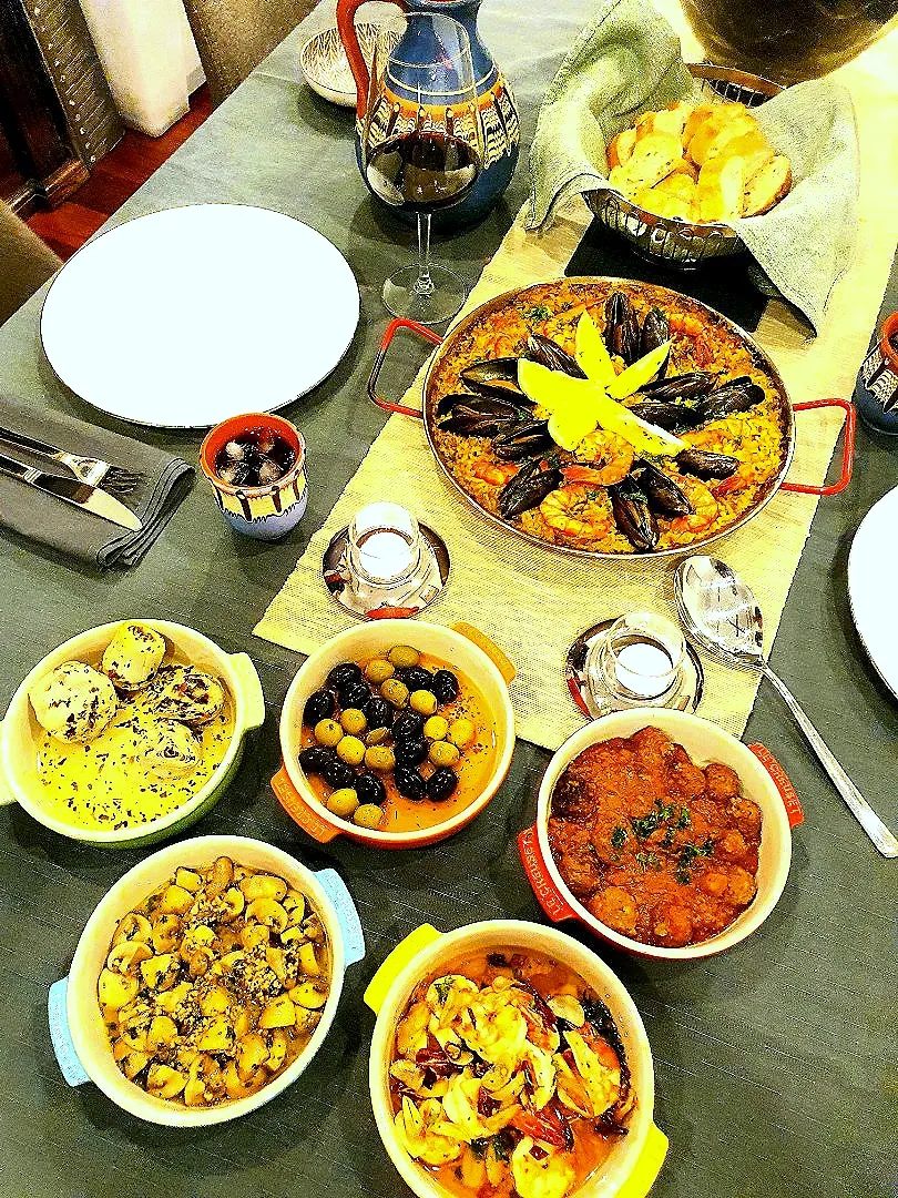 Seafood paella and tapas (Gambas Al Ajillo, Albondigas, champinones Al Ajillo, Aceitunas &  Grilled Artichokes)|YCさん