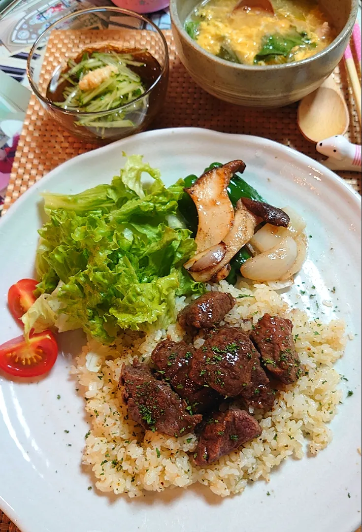 Snapdishの料理写真:カレー用お肉でステーキガーリックライスで夕ご飯🍴|ポチさん