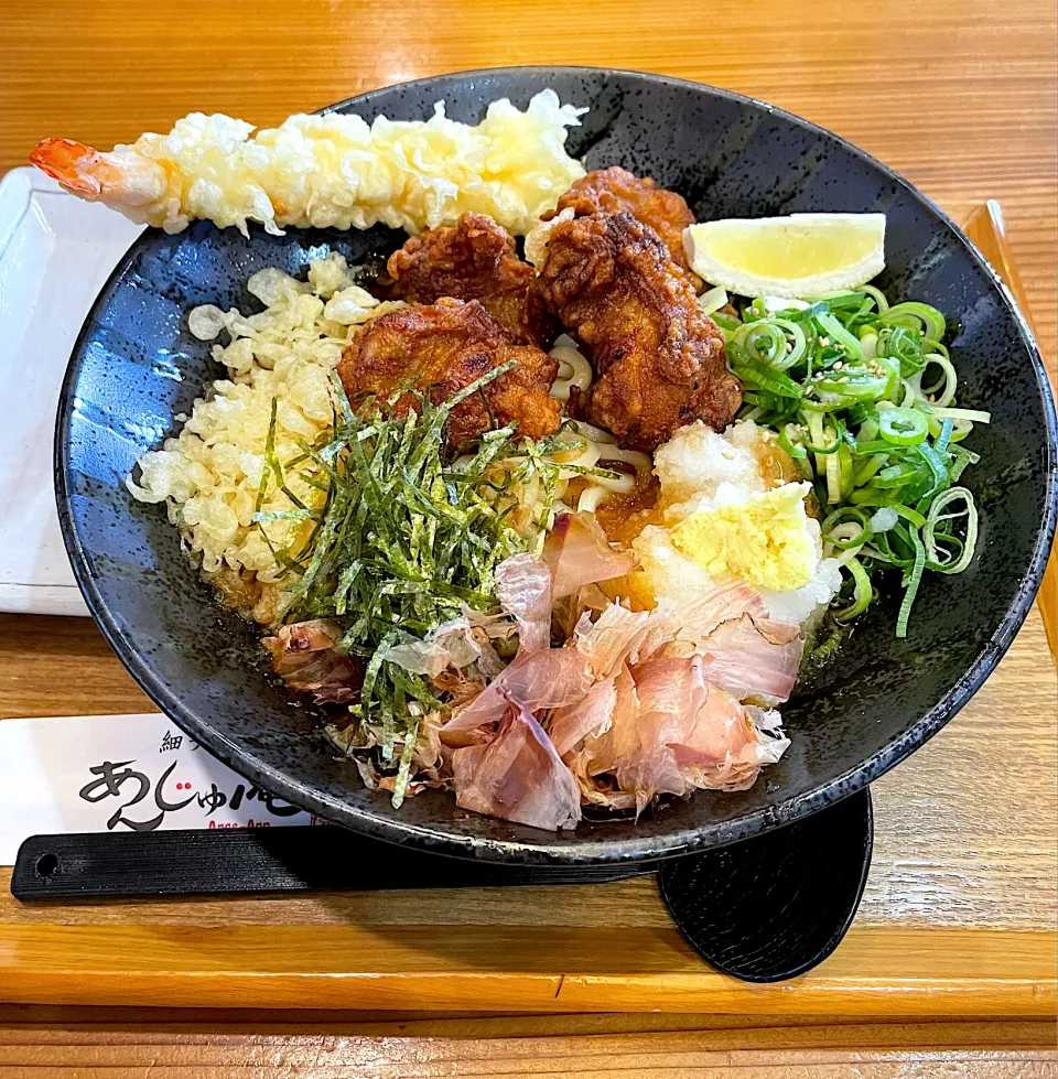 鶏唐揚ぶっかけ　＋　海老天🍤|るみおんさん