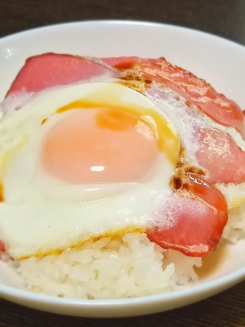 Snapdishの料理写真:パパ作👨ベーコンエッグ丼|ぱんだのままんさん