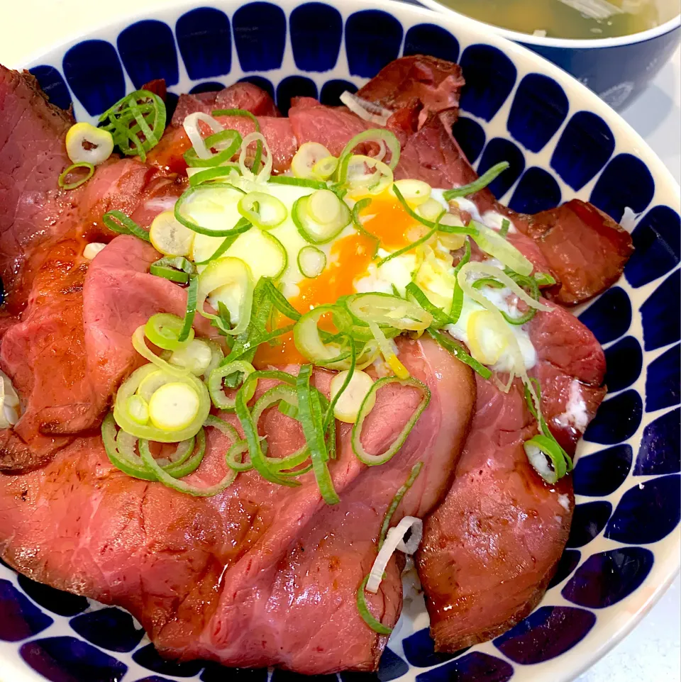 Snapdishの料理写真:夜ご飯☺️ローストビーフ丼、お味噌汁|とまこ(*^o^*)さん