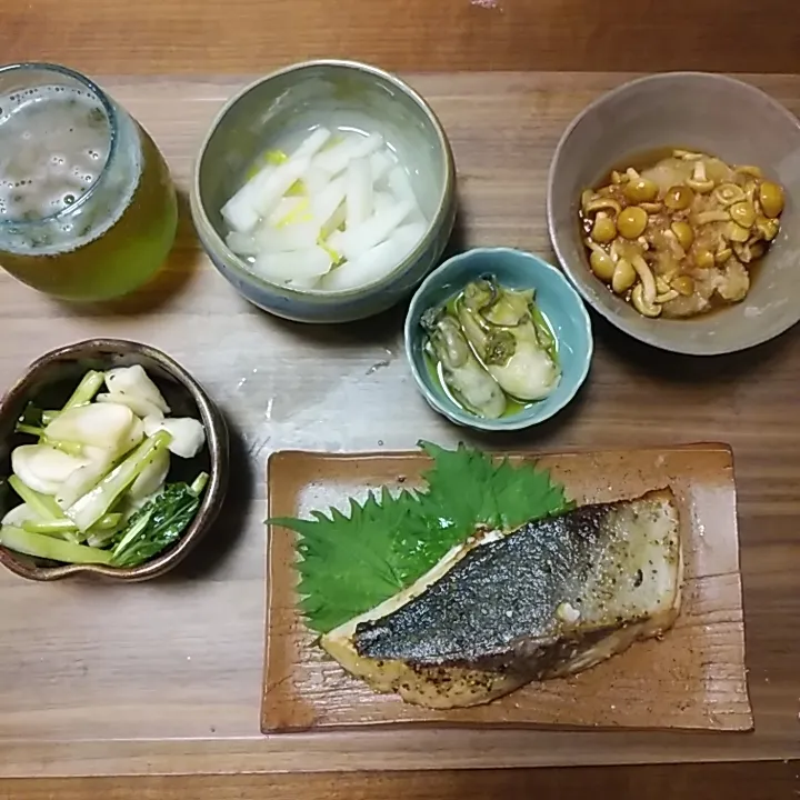 2021.11.28
鰤の塩焼き
なめこおろし
ゆず大根
牡蠣のオイル漬け
蕪のマリネ|noccoさん