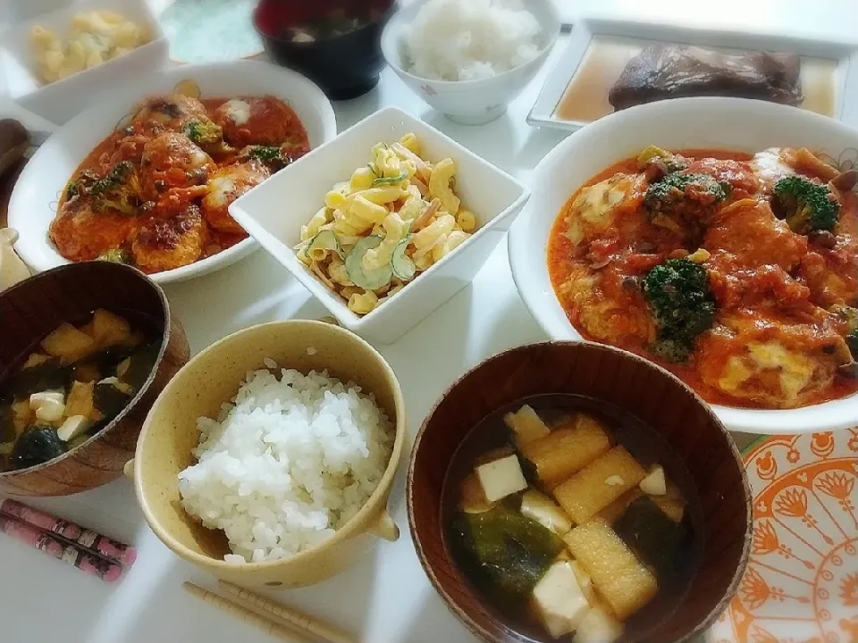 夕食(*^^*)
煮込みチーズハンバーグ
煮魚(ブリ)
マカロニサラダ
お味噌汁(豆腐、油揚げ、ワカメ)|プリン☆さん