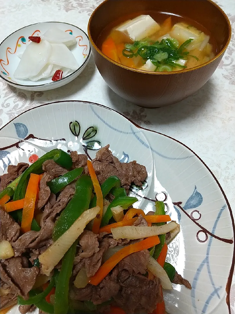 ☆今日の晩ごはん☆　チンジャオロース風炒め　具だくさんお味噌汁　かぶら漬け|hamamaさん