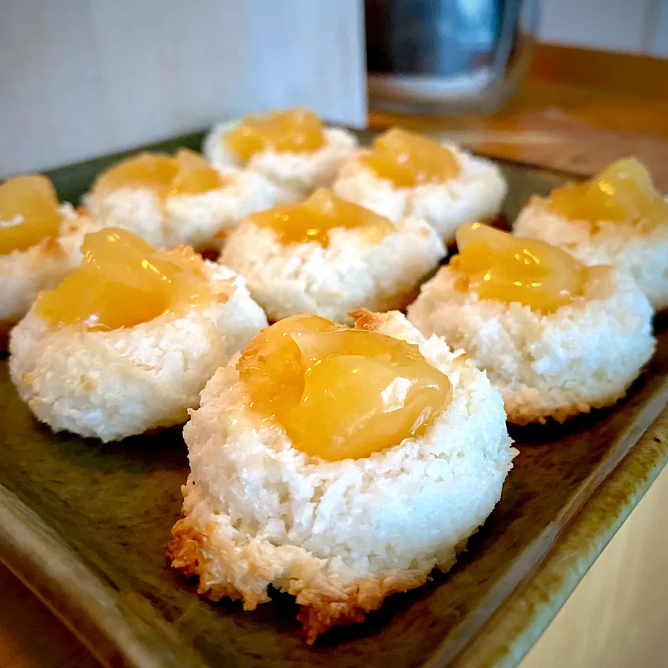 Tropical thumbprints cookies. Coconut macaroons with lemon curd.|Dean M Rogersさん