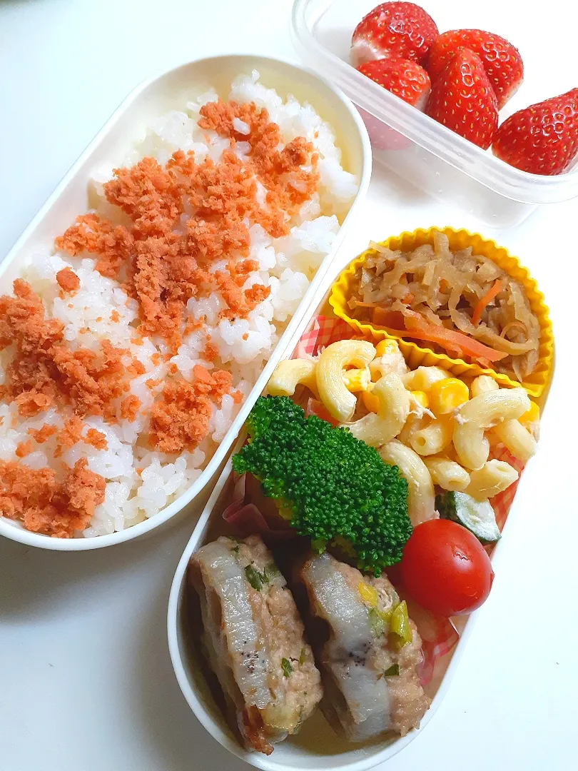 ☆中学生弁当☆鮭ごはん、切干大根、マカロニサラダ、ブロッコリー、ミニトマト、肉蓮根、イチゴ|ｼｮｺﾗさん