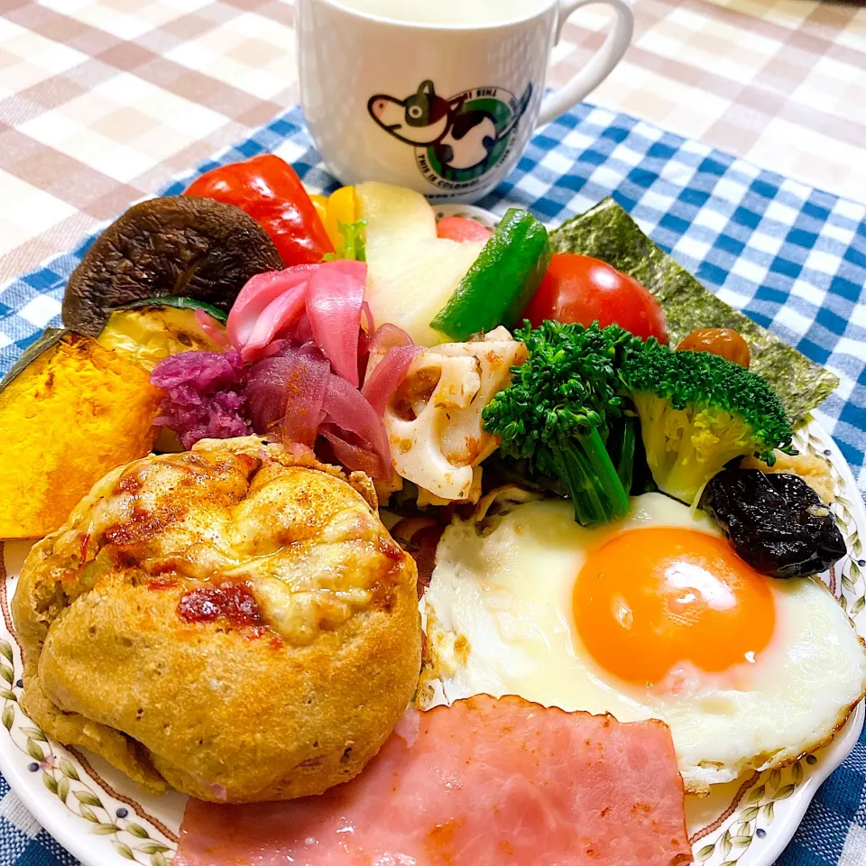 今日の朝ごはん★全粒粉サツマイモパンのピーマン味噌チーズ焼き|riko30294さん