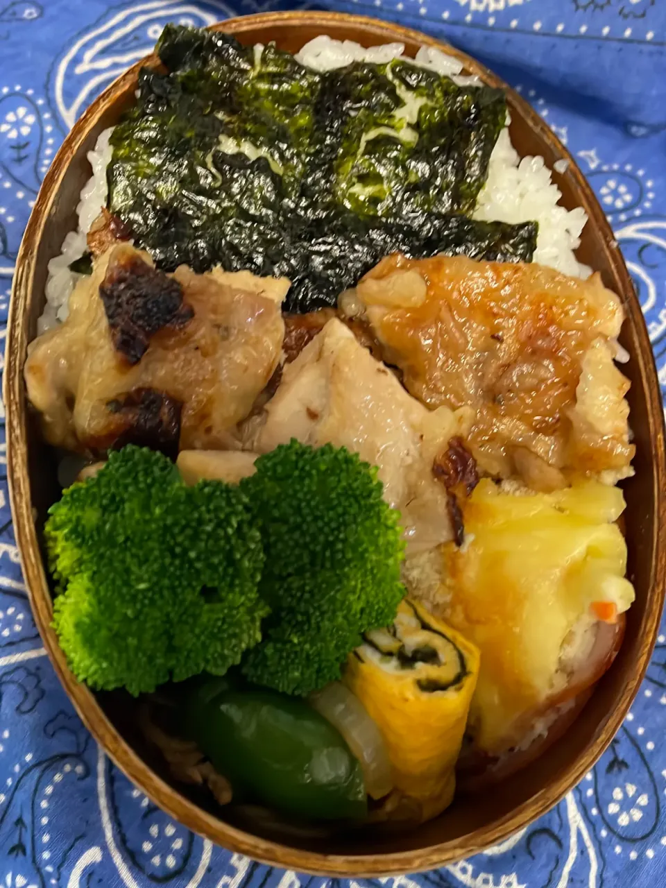 Snapdishの料理写真:チキンのレモンソテー、ハムinポテサラグラタン、海苔卵焼き、焼きそば、ブロッコリー|ちあぽんさん