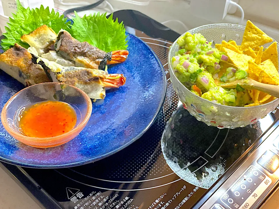 Snapdishの料理写真:海老春巻き🦐とワカモレ|Megさん