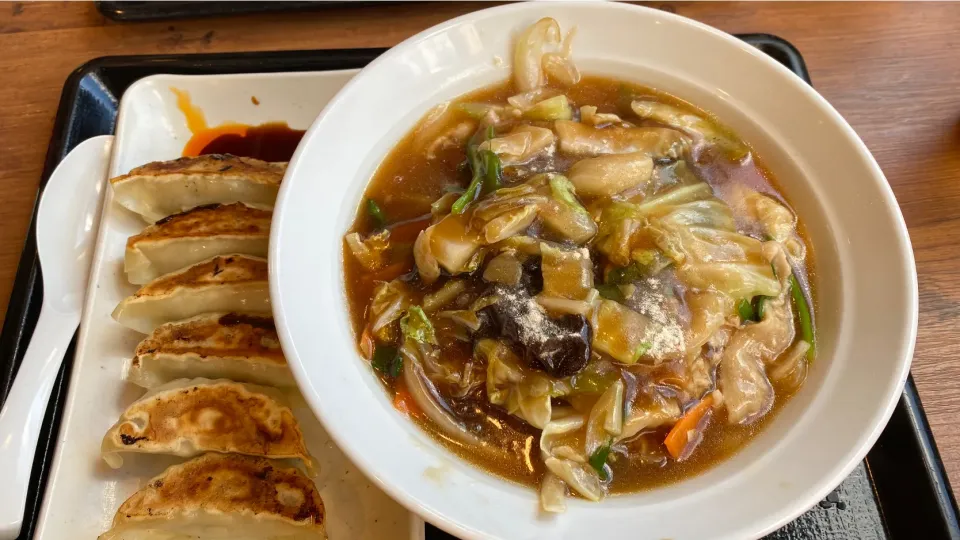 伝丸の野菜あんかけラーメンと餃子で|Morito Kamiyaさん