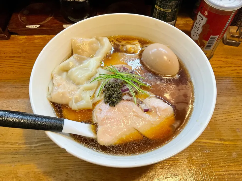 本来塩ラーメンの店ですが、月曜日のランチタイムは醤油でした。
鳥と豚の２種類のチャーシュー、ワンタン、穂先メンマ、味玉がトッピングされ、お昼に食べるには濃くもなくちょうどいい感じのスープでした。醤油は初めて。。。|Takeshi  Nagakiさん