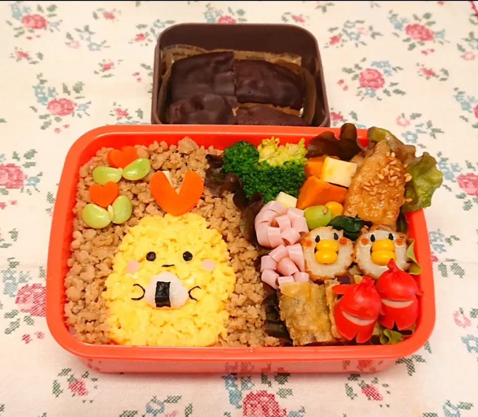 すみっこ えびふらいのしっぽ そぼろ弁当❤️|みちゅあしさん