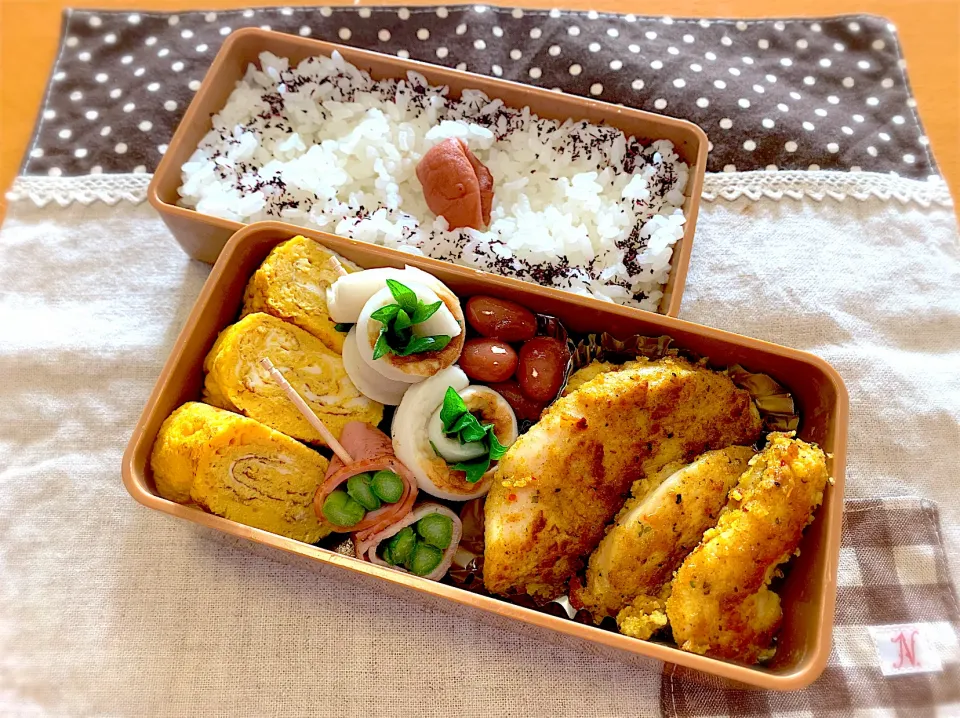 Snapdishの料理写真:チキン胸カレーカツ🍛🐓卵焼き🥚竹輪紫蘇梅🌀ベーコンアスパラ巻🌀|あやこさん