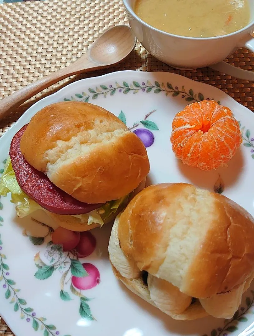 ハムソーセージとレタス、ヌテラとバナナでサンドイッチとコーンスープで朝ご飯🌅|ポチさん