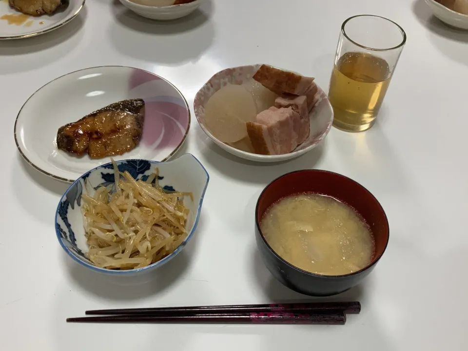 晩御飯♪( ´θ｀)久々に低血糖でフラフラ😵ぶどう糖が必須アイテム。🌟もやしの中華和え🌟ぶりの照り焼き🌟大根とブロックベーコンの煮物🌟みそ汁（大根、揚げ）みそ汁には、先日頂いた#麹美人。中華和えとぶり照りには、#べんりで酢を使用。|Saharaさん