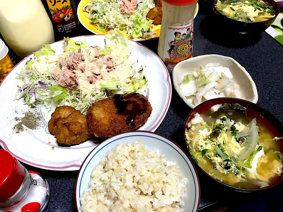 Snapdishの料理写真:たっぷり野菜をたっぷりドレッシングで #夕飯 ぶづき米ご飯、鶏から(塩胡椒で)、コロッケ、味の素たっぷり白菜漬物、レタスキャベツサラダ(あのドレッシングで)、豆苗昆布大根玉子味噌汁|ms903さん