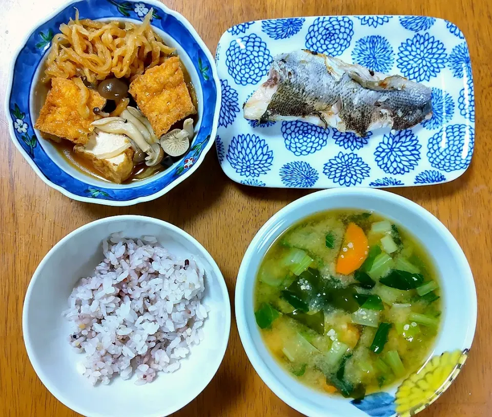 １１月１１日　いさきの塩焼き　厚揚げと切り干し大根のレンジ煮　小松菜と人参のお味噌汁|いもこ。さん