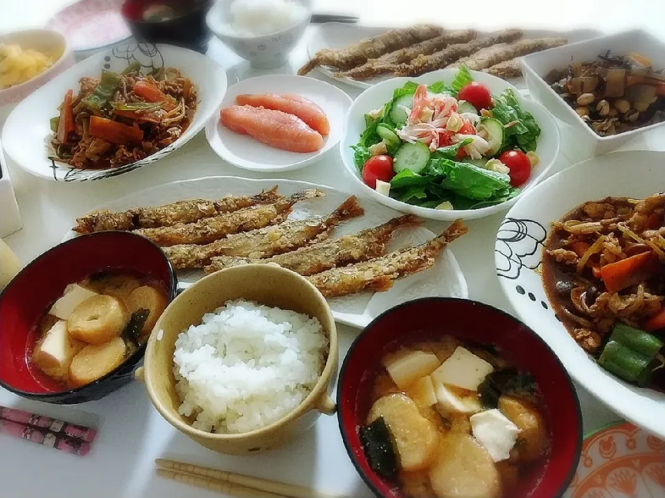 Snapdishの料理写真:夕食(*^^*)
豚肉と野菜の甘味噌炒め(ピーマン、にんじん、もやし、しめじ)
ししゃもの唐揚げ
ひじき煮(こんにゃく、油揚げ、大豆、にんじん)
サラダ🥗(レタス、きゅうり、ミニトマト、カニカマ)
明太子
マカロニサラダ
お味噌汁(お麩、豆腐、ワカメ)|プリン☆さん