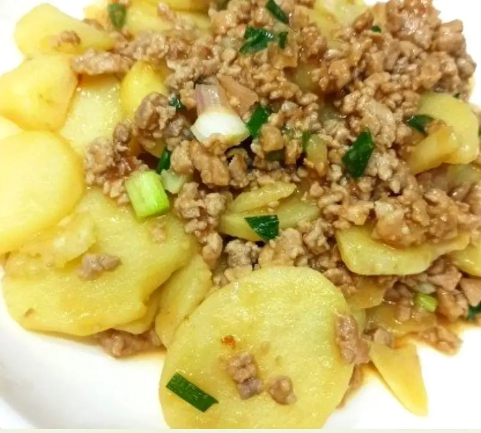 Snapdishの料理写真:蒜蓉碎肉炒薯仔
Stir-fried pork and potato|奇魂😈さん