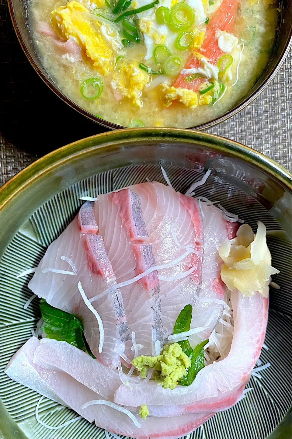 Snapdishの料理写真:カンパチ丼|すくらんぶるえっぐさん